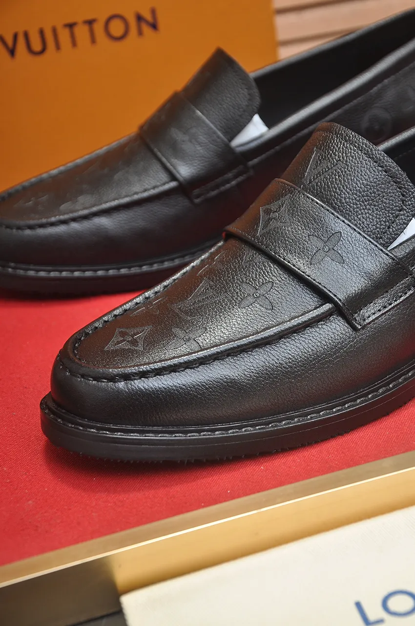 Men's men's shoes 💰460💶 [LV] (all high-end sheep lining) 🍀LV's latest genuine leather business suit shoes are launched simultaneously on the official website. The first-layer cowhide imported from Italy is made of heavy gold, 💥official website 1:1 rubber outsole. Versatile to wear, high-end without losing class, and the color combination is extraordinary. This four-season style is alluring when worn on your feet, showing off your big-name flair. Standard code 38-45 (45 customized)